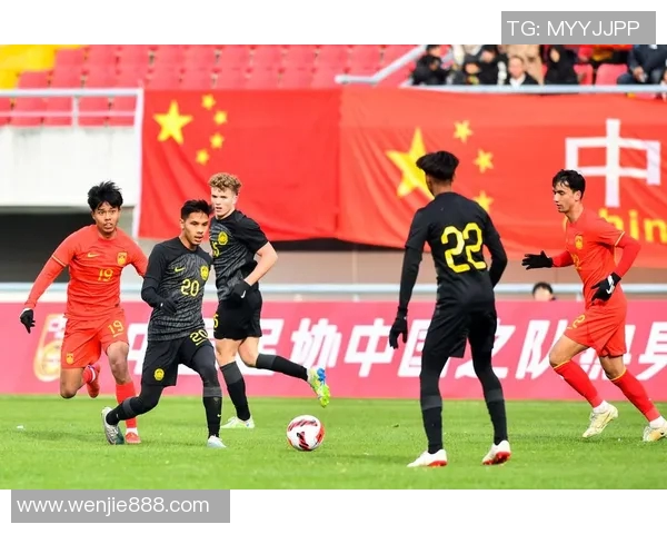 球员比赛中被红牌罚下，镜头捕捉愤怒瞬间